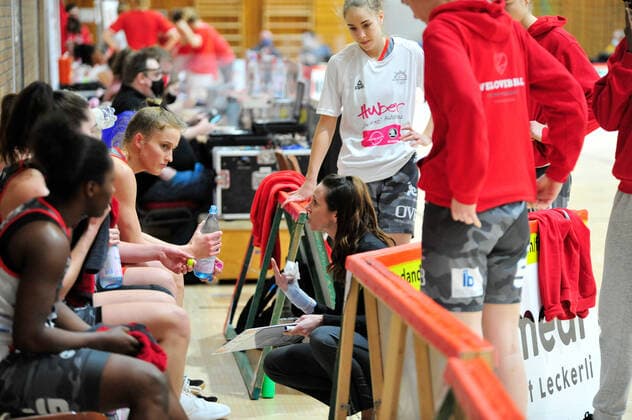 Basketball DBBL 12 Spieltag GiroLive Panthers Osnabrück TSV 1880 Wasserburg on 10 01 2021 at the OSC Hall in Osnabrück Sidney Marie Parsons coach Wasserburg talking to her team after a large deficit BK