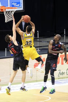 GER, BBL, ALBA Berlin vs Jobstairs Giessen 46ers 10 01 2021, Mercedes Benz Arena, Berlin, GER, BBL, ALBA Berlin vs Jobstairs Giessen 46ers, in picture Johannes Thiemann ALBA Berlin 32 Alen Pjanic Giessen46ers 8 , Brandon Bowman Giessen46ers 15 nordphotoxEngler nph00076