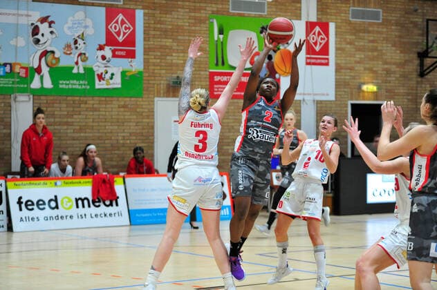 Basketball DBBL 12 Spieltag GiroLive Panthers Osnabrück TSV 1880 Wasserburg on 10 01 2021 at the OSC Halle in Osnabrück Kelly Moten Wasserburg in a duel with Samantha Führing Fuehring Osnabrück BK