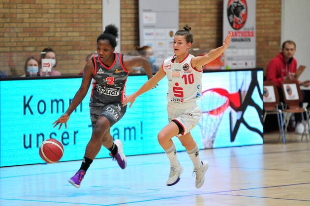 Basketball DBBL 12 Matchday GiroLive Panthers Osnabrück TSV 1880 Wasserburg on 10 01 2021 in the OSC Hall in Osnabrück Kelly Moten Wasserburg in a duel with Jenny Strozyk Osnabrück BK