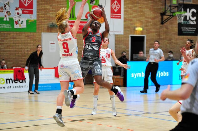 Basketball DBBL 12 Matchday GiroLive Panthers Osnabrück TSV 1880 Wasserburg on 10 01 2021 at the OSC Hall in Osnabrück Kelly Moten Wasserburg in a duel with Emma Eichmeyer Osnabrück BK
