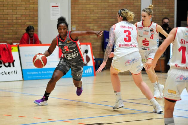 Basketball DBBL 12 Spieltag GiroLive Panthers Osnabrück TSV 1880 Wasserburg on 10 01 2021 at the OSC Halle in Osnabrück Kelly Moten Wasserburg in a duel with Samantha Führing Fuehring Osnabrück BK