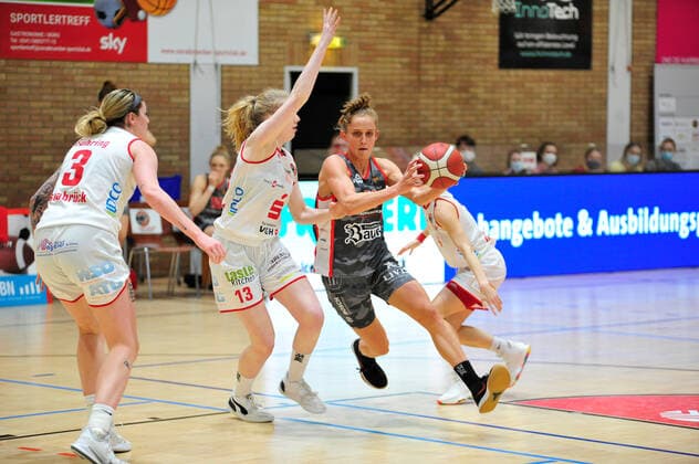 Basketball DBBL 12 Matchday GiroLive Panthers Osnabrück TSV 1880 Wasserburg on 10 01 2021 in the OSC Hall in Osnabrück Leonie Fiebich Wasserburg in a duel with Frieda Bühner Buehner Osnabrück BK
