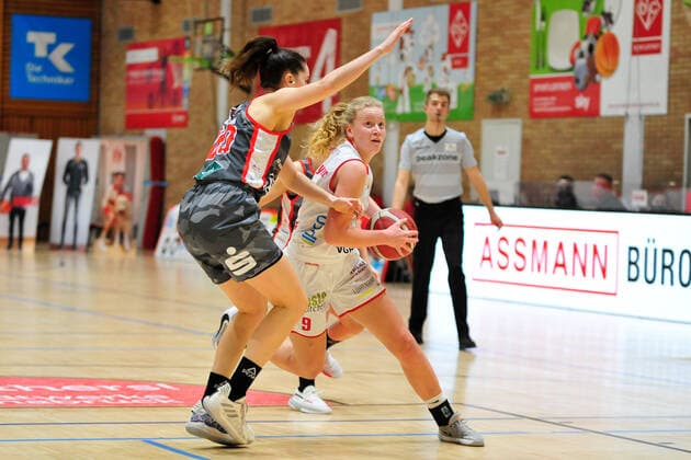 Basketball DBBL 12 Matchday GiroLive Panthers Osnabrück TSV 1880 Wasserburg on 10 01 2021 at the OSC Halle in Osnabrück Emma Eichmeyer Osnabrück in a duel with Margaret Mulligan Wasserburg BK