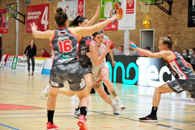 Basketball DBBL 12 Spieltag GiroLive Panthers Osnabrück TSV 1880 Wasserburg on 10 01 2021 at the OSC Halle in Osnabrück Samantha Führing Fuehring Osnabrück tries to get through against Margaret Mulligan Wasserburg BK