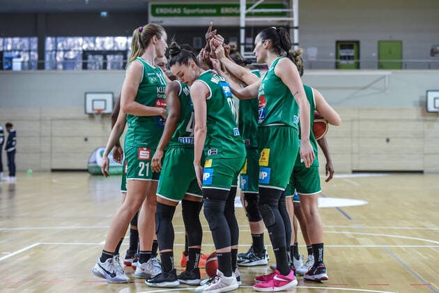 Halle, Germany 10 January 2021 1 BBL Women 2020 2021 Gisa Lions SV Halle vs Rutronik Stars Keltern The team from Keltern forms a team circle to shoulder natural gas Sportarena Sachsen Anhalt Copyright: xFotostandx xxBallaschx