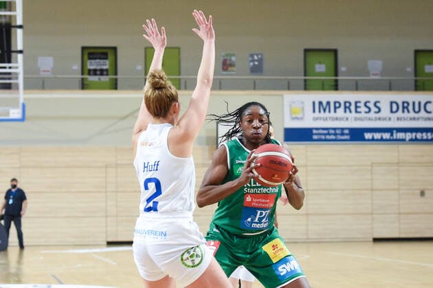 Halle, Germany 10 January 2021 1 BBL Women 2020 2021 Gisa Lions SV Halle vs Rutronik Stars Keltern v li in duel Darien Huff Halle and Krystal Vaughn Keltern Erdgas Sportarena Sachsen Anhalt Copyright: xFotostandx xxBallaschx