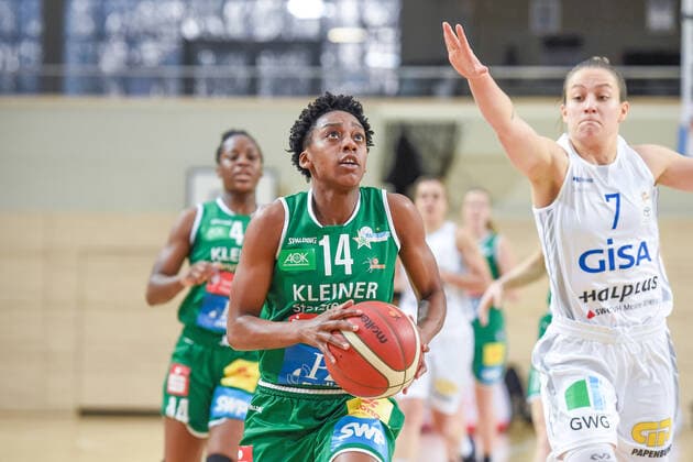 Halle, Germany 10 January 2021 1 BBL Women 2020 2021 Gisa Lions SV Halle vs Rutronik Stars Keltern v li Tayler Mingo Keltern and Laura Schinkel Halle Erdgas Sportarena Sachsen Anhalt Copyright: xFotostandx xxBallaschx