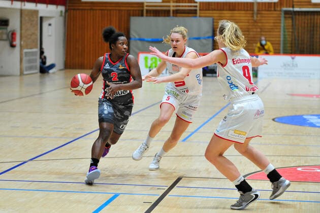 Basketball DBBL 12 Matchday GiroLive Panthers Osnabrück TSV 1880 Wasserburg on 10 01 2021 at OSC Halle in Osnabrück Kelly Moten Wasserburg takes on Tonia Dölle Doelle Osnabrück and Emma Eichmeyer Osnabrück BK