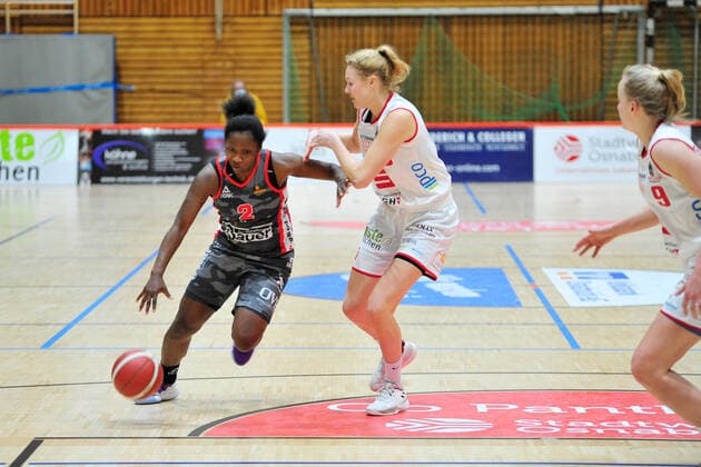Basketball DBBL 12 Spieltag GiroLive Panthers Osnabrück TSV 1880 Wasserburg on 10 01 2021 at OSC Halle in Osnabrück Kelly Moten Wasserburg prevails against Tonia Dölle Doelle Osnabrück BK