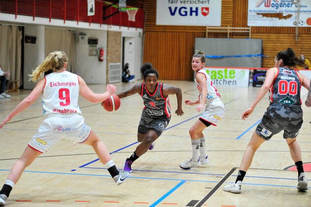 Basketball DBBL 12 Matchday GiroLive Panthers Osnabrück TSV 1880 Wasserburg on 10 01 2021 at OSC Halle in Osnabrück Kelly Moten Wasserburg sets against Jenny Strozyk Osnabrück BK