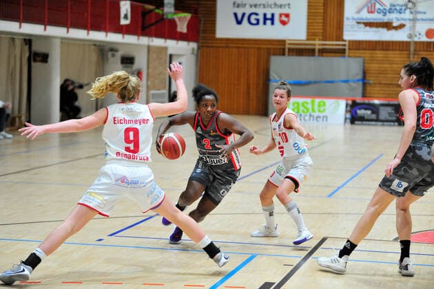 Basketball DBBL 12 Matchday GiroLive Panthers Osnabrück TSV 1880 Wasserburg on 10 01 2021 at OSC Halle in Osnabrück Kelly Moten Wasserburg sets against Jenny Strozyk Osnabrück BK