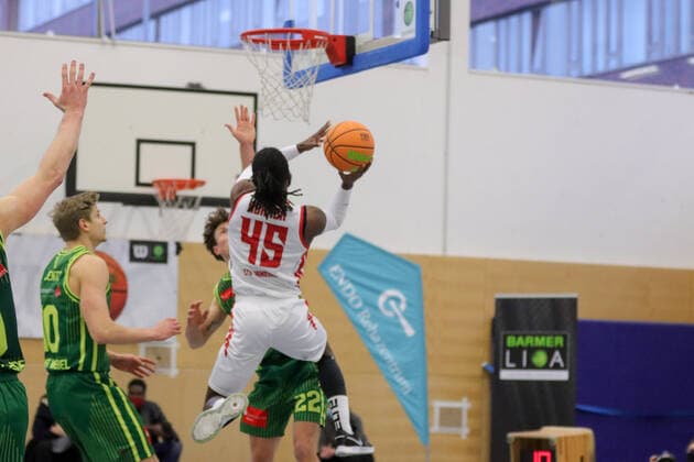 Basketball I Mens I Season 2020 2021 I Pro B I 13 Matchday I ETV Hamburg SC Rist Wedel I 10 01 2021 Throw, two-way fight, Yngve Jentz 10, SC Rist Wedel Abdulai Abaker 45, ETV Hamburg Basketball Hamburg Sporthalle Hohe Weide Hamburg Germany Copyright: xLobeca RalfxHomburgx