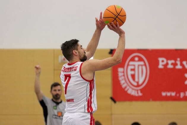 Basketball I Men I Season 2020 2021 I Pro B I 13 Matchday I ETV Hamburg SC Rist Wedel I 10 01 2021 Throw,Vidmantas Uzkuraitis 7, ETV Hamburg Basketball Hamburg Sporthalle Hohe Weide Hamburg Germany Copyright: xLobeca RalfxHomburgx