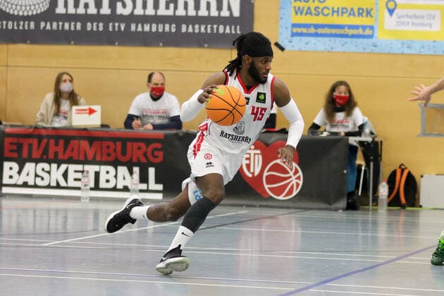 Basketball I Men I Season 2020 2021 I Pro B I 13 Matchday I ETV Hamburg SC Rist Wedel I 10 01 2021 Throw, duel, Abdulai Abaker 45, ETV Hamburg Basketball Hamburg Sporthalle Hohe Weide Hamburg Germany Copyright: xLobeca RalfxHomburgx