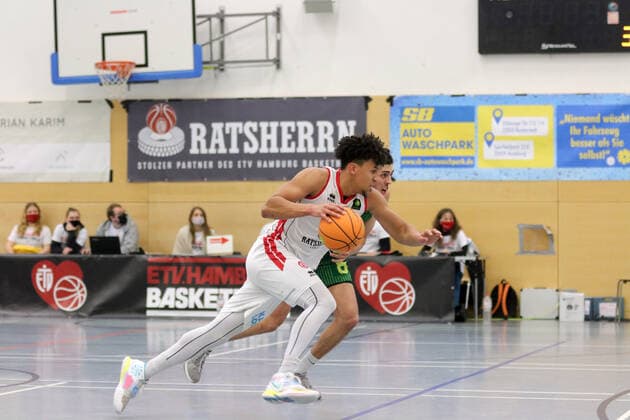 Basketball I Men I Season 2020 2021 I Pro B I 13 Matchday I ETV Hamburg SC Rist Wedel I 10 01 2021 Throw, duel, Mubarak Salami 17, ETV Hamburg Basketball Hamburg Sporthalle Hohe Weide Hamburg Germany Copyright: xLobeca RalfxHomburgx