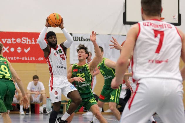Basketball I Mens I Season 2020 2021 I Pro B I 13 Matchday I ETV Hamburg SC Rist Wedel I 10 01 2021 Throw, two-way, Abdulai Abaker 45, ETV Hamburg Basketball Mario Blessing 22, SC Rist Wedel Hamburg Sporthalle Hohe Weide Hamburg Germany Copyright: xLobeca RalfxHomburgx