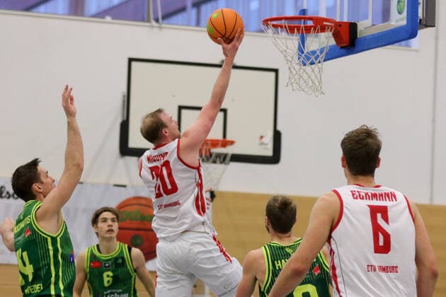 Basketball I Mens I Season 2020 2021 I Pro B I 13 Matchday I ETV Hamburg SC Rist Wedel I 10 01 2021 Throw, two-way, Aurimas Adomaitis 14, SC Rist Wedel Vladimir Migunov 20, ETV Hamburg Basketball Leonard Eckmann 6, ETV Hamburg Basketball Hamburg Sporthalle Hohe Weide Hamburg Germany Copyright: xLobeca RalfxHomburgx