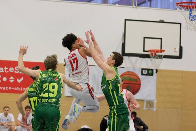 Basketball I Men I Season 2020 2021 I Pro B I 13 Matchday I ETV Hamburg SC Rist Wedel I 10 01 2021 Throw, duel, Linus Hoffmann 29, SC Rist Wedel Mubarak Salami 17, ETV Hamburg Basketball Hamburg Sporthalle Hohe Weide Hamburg Germany Copyright: xLobeca RalfxHomburgx