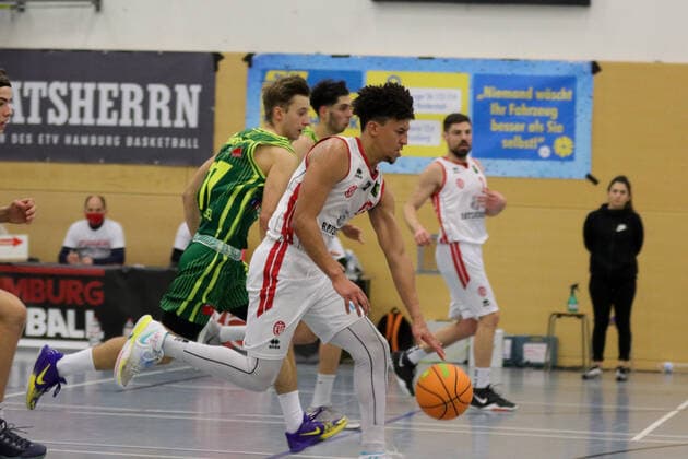 Basketball I Men I Season 2020 2021 I Pro B I 13 Matchday I ETV Hamburg SC Rist Wedel I 10 01 2021 Aurimas Adomaitis 14, SC Rist Wedel Mubarak Salami 17, ETV Hamburg Basketball Throw, One on One, Hamburg Sporthalle Hohe Weide Hamburg Germany Copyright: xLobeca RalfxHomburgx