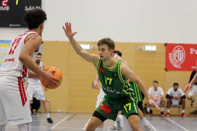 Basketball I Mens I Season 2020 2021 I Pro B I 13 Matchday I ETV Hamburg SC Rist Wedel I 10 01 2021 Throw, two-way fight, Mubarak Salami 17, ETV Hamburg Basketball Maksim Gorbachov 17, SC Rist Wedel Hamburg Sporthalle Hohe Weide Hamburg Germany Copyright: xLobeca RalfxHomburgx
