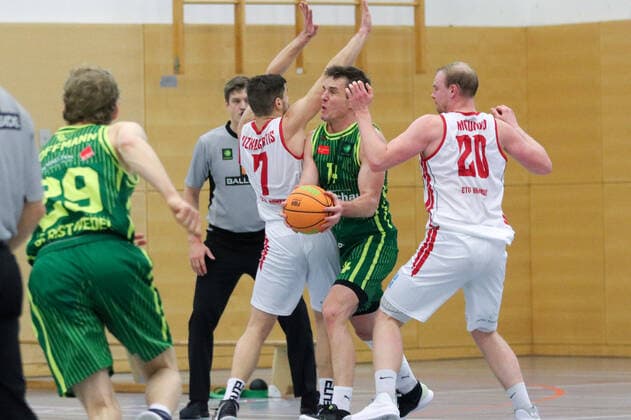 Basketball I Mens I Season 2020 2021 I Pro B I 13 Matchday I ETV Hamburg SC Rist Wedel I 10 01 2021 Throw, two-way, Vidmantas Uzkuraitis 7, ETV Hamburg Basketball Aurimas Adomaitis 14, SC Rist Wedel Hamburg Sporthalle Hohe Weide Hamburg Germany Copyright: xLobeca RalfxHomburgx