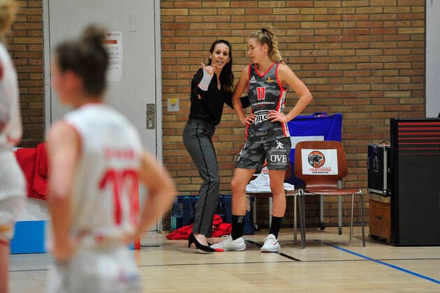 Basketball DBBL 12 Spieltag GiroLive Panthers Osnabrück TSV 1880 Wasserburg on 10 01 2021 at the OSC Hall in Osnabrück Sidney Marie Parsons coach Wasserburg makes clear announcements to Sophie Marie Perner Wasserburg BK
