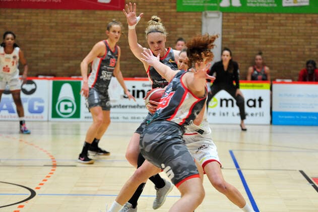 Basketball DBBL 12 Matchday GiroLive Panthers Osnabrück TSV 1880 Wasserburg on 10 01 2021 at the OSC Halle in Osnabrück Kata Takacs Osnabrück tries to assert herself against Laura Hebecker Wasserburg BK