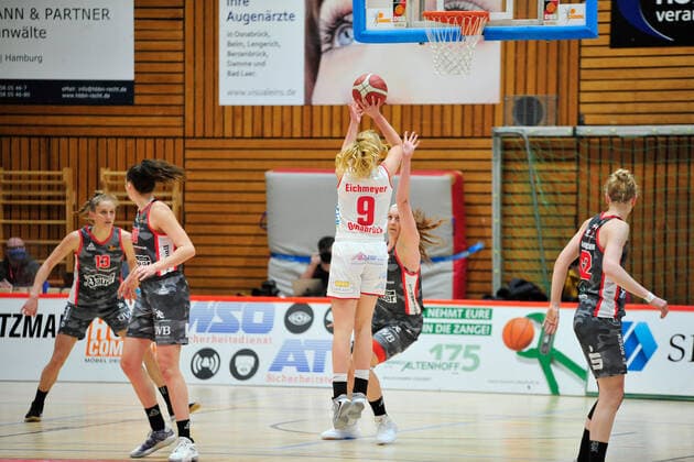 Basketball DBBL 12 Matchday GiroLive Panthers Osnabrück TSV 1880 Wasserburg on 10 01 2021 at the OSC Halle in Osnabrück Emma Eichmeyer Osnabrück successfully puts through BK
