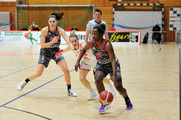 Basketball DBBL 12 Spieltag GiroLive Panthers Osnabrück TSV 1880 Wasserburg on 10 01 2021 at the OSC Halle in Osnabrück Kelly Moten Wasserburg successfully puts up against Melli Knopp C Osnabrück BK