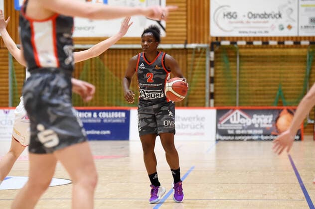 Basketball Toyota 1 DBBL, 12 Matchday, GiroLive Panthers Osnabrück vs TSV 1860 Wasserburg on 10 01 2021 at OSC Halle in Osnabrück Kelly Moten TSV 1860 Wasserburg on the ball Osnabrück OSC Halle Lower Saxony Germany