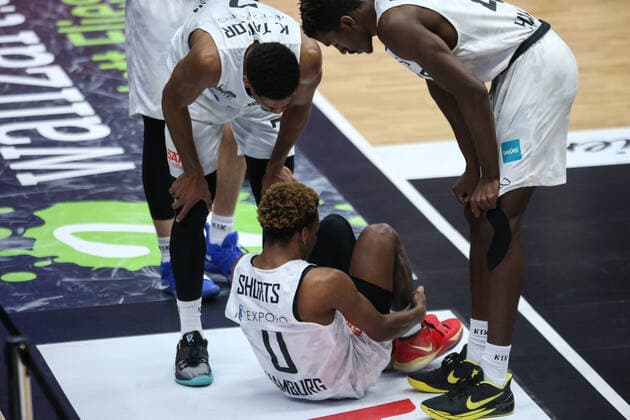 Basketball Germany, 1 Bundesliga, Hamburg Towers HAKRO Merlins Crailsheim, Hamburg, 10 01 2021 TJ Shorts Toers injured on the ground