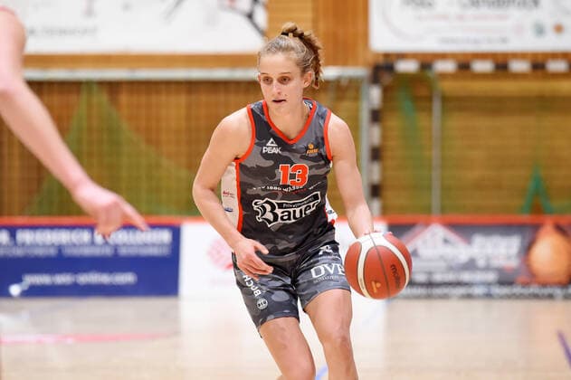 Basketball Toyota 1 DBBL, Matchday 12, GiroLive Panthers Osnabrück vs TSV 1860 Wasserburg on 10 01 2021 at OSC Halle in Osnabrück Leonie Fiebich TSV 1860 Wasserburg on the ball Osnabrück OSC Halle Lower Saxony Germany