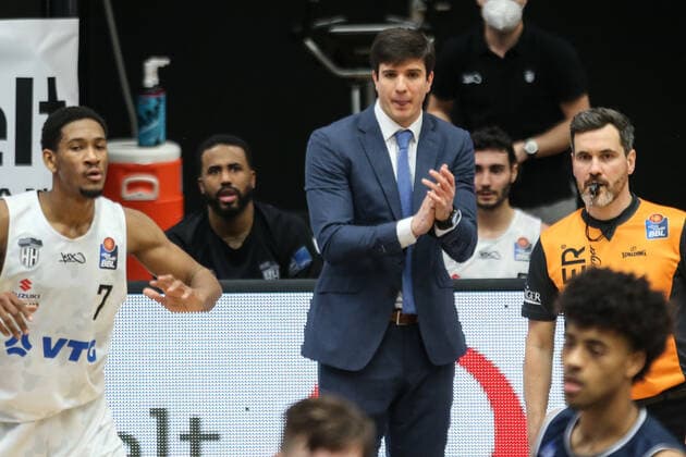 Basketball Germany, 1 Bundesliga, Hamburg Towers HAKRO Merlins Crailsheim, Hamburg, 10 01 2021 Coach Pedros Calles Towers