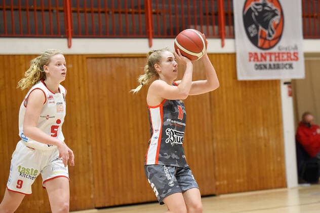 Basketball Toyota 1 DBBL, Matchday 12, GiroLive Panthers Osnabrück vs TSV 1860 Wasserburg on 10 01 2021 at OSC Halle in Osnabrück v l Emma Eichmeyer GiroLive Panthers Osnabrück and Sophie Perner TSV 1860 Wasserburg Osnabrück OSC Halle Lower Saxony Germany