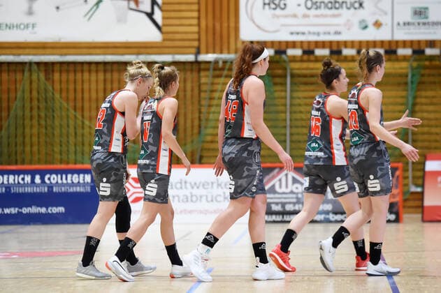 Basketball Toyota 1 DBBL, Matchday 12, GiroLive Panthers Osnabrück vs TSV 1860 Wasserburg on 10 01 2021 at OSC Halle in Osnabrück The TSV 1860 Wasserburg team celebrates the victory Osnabrück OSC Halle Lower Saxony Germany