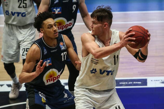 Basketball Germany, 1 Bundesliga, Hamburg Towers HAKRO Merlins Crailsheim, Hamburg, 10 01 2021 Jamuni McNeace Merlins, l Maik Kotsar Towers