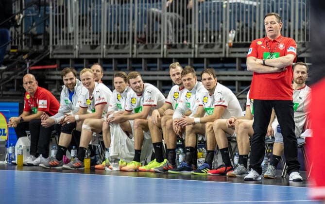 Cologne, 10 01 21, European Handball Championship, 4 match day, qualification, Lanxess Arena National coach Alfred Gislason r stands next to his players at the bench Germany Oesterreich