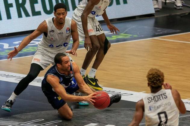 Kameron Taylor Towers Elias Lasisi Crailsheim Germany , Hamburg , Edel optics de Arena , easyCredit Basketball Bundesliga , Hamburg Towers Hakro Merlins Crailsheim
