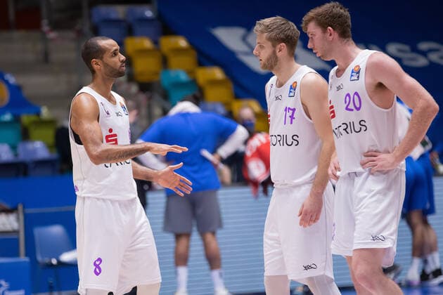 Fraport Skyliners BG Goettingen, easyCredit BBL Akeem Vargas BG Goettingen, 8, left talking to Mathis Moenninghoff BG Goettingen, 17 and Will Rayman BG Goettingen, 20 Basketball match of the easyCredit BBL between Fraport Skyliners and BG Goettingen on 10 January 2021 at Fraport Arena in Frankfurt am Main , Frankfurt am Main Hesse Germany Fraport Arena