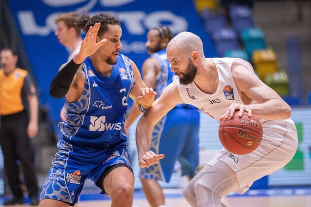 Fraport Skyliners BG Goettingen, easyCredit BBL duel between Michael Kessens Fraport Skyliners, 2, left and Dennis Kramer BG Goettingen, 10 Basketball match of the easyCredit BBL between Fraport Skyliners and BG Goettingen on 10 January 2021 at Fraport Arena in Frankfurt am Main , Frankfurt am Main Hesse Germany Fraport Arena