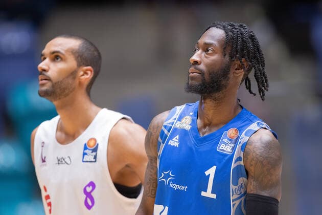 Fraport Skyliners BG Goettingen, easyCredit BBL Matt Mobley Fraport Skyliners, 1, right , left background Akeem Vargas BG Goettingen, 8 Basketball match of the easyCredit BBL between Fraport Skyliners and BG Goettingen on 10 January 2021 at Fraport Arena in Frankfurt am Main , Frankfurt am Main Hesse Germany Fraport Arena