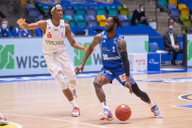 Fraport Skyliners BG Goettingen, easyCredit BBL Matt Mobley Fraport Skyliners, 1 tries to pass around Deishuan Booker BG Goettingen, 1 Basketball match of the easyCredit BBL between Fraport Skyliners and BG Goettingen on 10 January 2021 at Fraport Arena in Frankfurt am Main , Frankfurt am Main Hesse Germany Fraport Arena