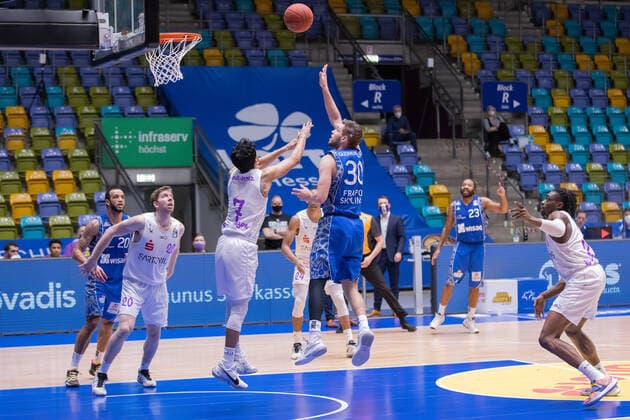 Fraport Skyliners BG Goettingen, easyCredit BBL Jon Axel Gudmundsson Fraport Skyliners, 30 shoots at the basket, is pressured by Jorge Gutierrez BG Goettingen, 7 On the left Rasheed Moore Fraport Skyliners, 20 and Will Rayman BG Goettingen watch, 20 watch the scene, on the right Tai Odiase BG Goettingen, 21 Basketball game of the easyCredit BBL between the Fraport Skyliners and BG Goettingen on 10 January 2021 at the Fraport Arena in Frankfurt am Main , Frankfurt am Main Hesse Germany Fraport Arena