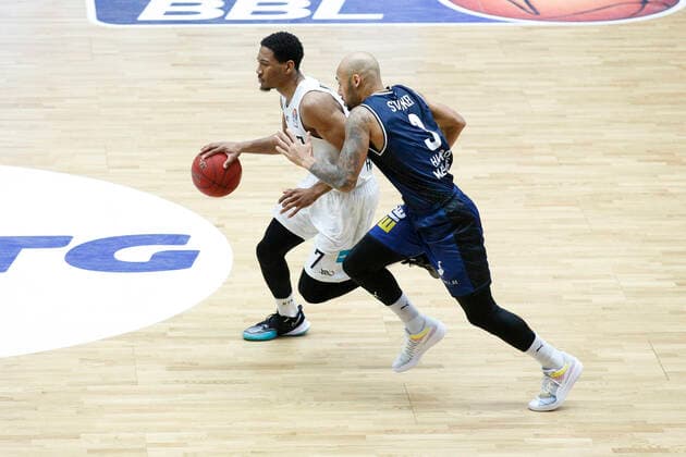 BBL easyCredit Basketball Bundesliga season 2020 2021 12 matchday on Sunday, 10 January 2021 at edel optics de Arena in Hamburg Hamburg Towers HAKRO Merlins Crailsheim v l Kameron Taylor Towers , Maurice Stuckey Crailsheim Hamburg Towers HAKRO Merlins Crailsheim