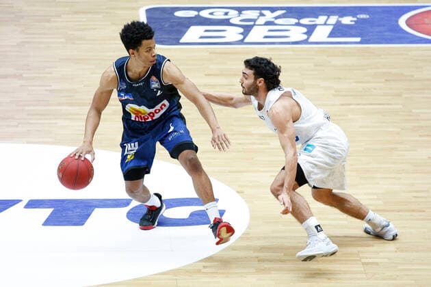 BBL easyCredit Basketball Bundesliga season 2020 2021 12 matchday on Sunday, 10 January 2021 at edel optics de Arena in Hamburg Hamburg Towers HAKRO Merlins Crailsheim v l Trae Bell Haynes Crailsheim , Max DiLeo Towers Hamburg Towers HAKRO Merlins Crailsheim