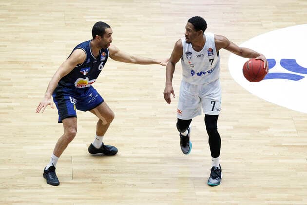 BBL easyCredit Basketball Bundesliga season 2020 2021 12 matchday on Sunday, 10 January 2021 at edel optics de Arena in Hamburg Hamburg Towers HAKRO Merlins Crailsheim v l Elias Lasisi Crailsheim , Kameron Taylor Towers Hamburg Towers HAKRO Merlins Crailsheim