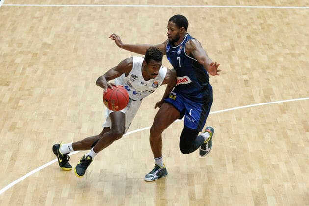 BBL easyCredit Basketball Bundesliga season 2020 2021 12 matchday on Sunday, 10 January 2021 at edel optics de Arena in Hamburg Hamburg Towers HAKRO Merlins Crailsheim v l Zac Cuthbertson Towers , Haywood Highsmith Crailsheim Hamburg Towers HAKRO Merlins Crailsheim
