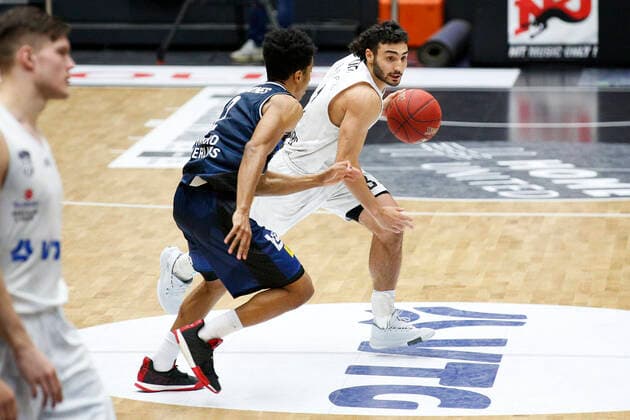 BBL easyCredit Basketball Bundesliga season 2020 2021 12 matchday on Sunday, 10 January 2021 at edel optics de Arena in Hamburg Hamburg Towers HAKRO Merlins Crailsheim v l Trae Bell Haynes Crailsheim , Max DiLeo Towers Hamburg Towers HAKRO Merlins Crailsheim