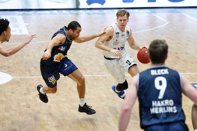 BBL easyCredit Basketball Bundesliga season 2020 2021 12 matchday on Sunday, 10 January 2021 at edel optics de Arena in Hamburg Hamburg Towers HAKRO Merlins Crailsheim v l Elias Lasisi Crailsheim , Jordan Swing Towers Hamburg Towers HAKRO Merlins Crailsheim